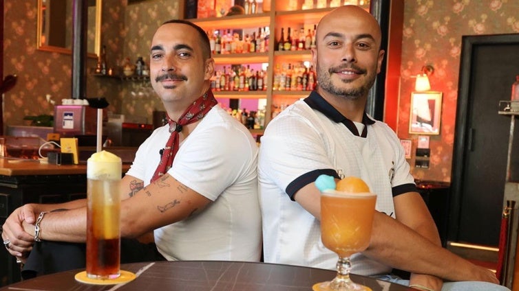Los del Lío posan en el bar Cucu Bananas con unos cócteles.
