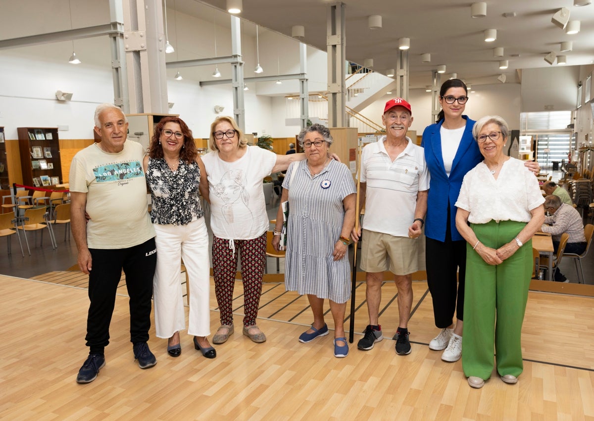 Imagen secundaria 1 - La responsable del CVA Puente Colgante, Marisa Urdiales (centro) y los