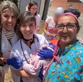 Las dos enfermeras, la matrona y una de las pediatras con el recién nacido.
