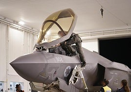 Un piloto sube a su avión antes de despegar para atacar Irán.