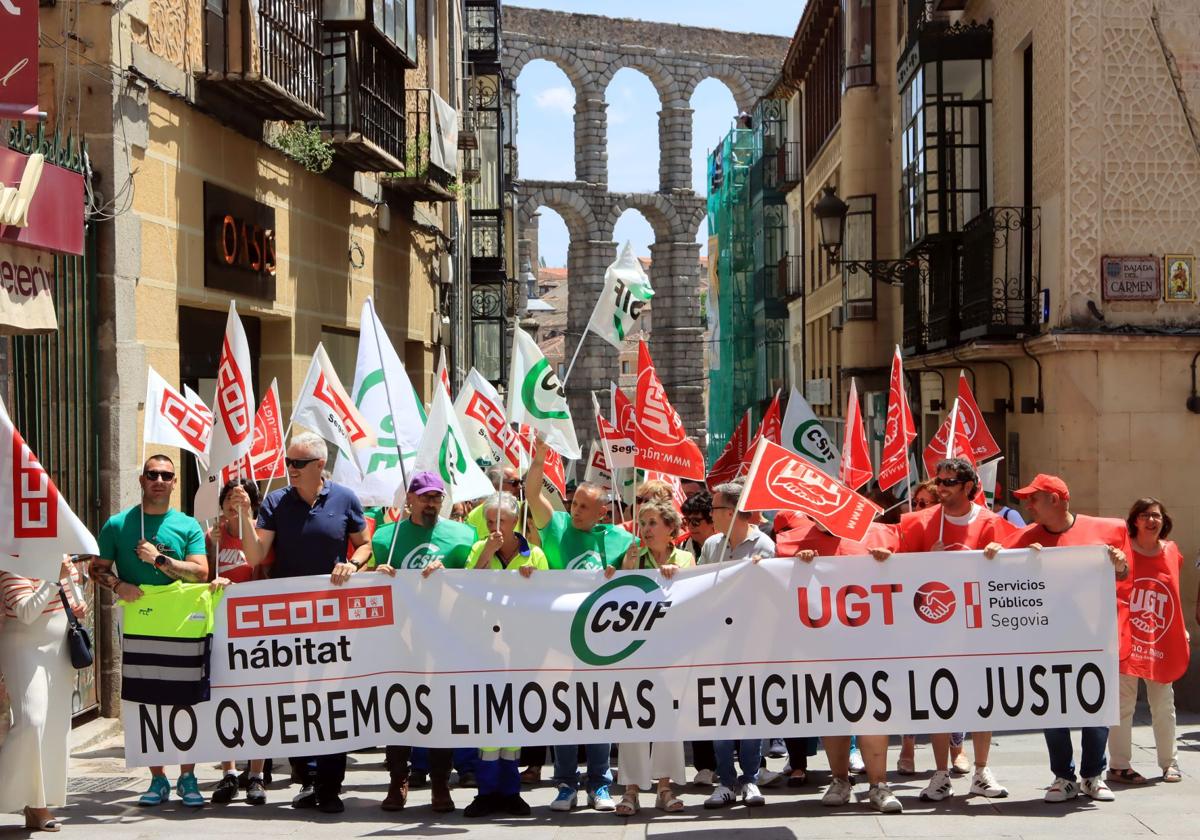 Cabeza de la manifestación, a su paso por la calle Cervantes.