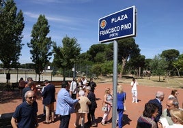 La placa que marca la Plaza Francisco Pinto, en el Pinar de Antequera.