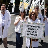 Concentración de médicos junto a las Urgencias del Hospital Clínico de Valladolid este viernes.