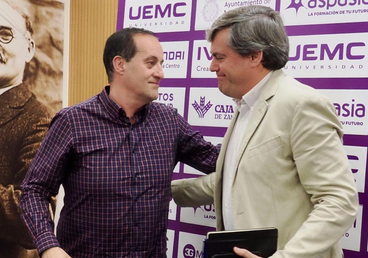 Pepe Catalina se despide del presidente del CBC Valladolid, Lorenzo Alonso.