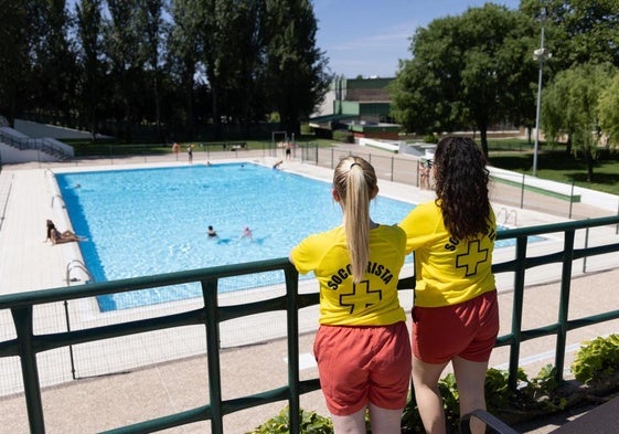 Dos socorristas vigilan a los bañistas en la piscinas de Canterac.