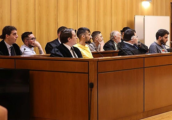 Los acusados por la agresión homófoba, junto a sus abogados el miércoles en la Audiencia de Valladolid