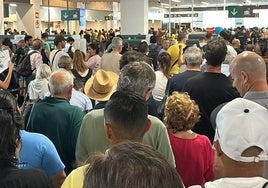 Cientos de viajeros afectados por los retrasos de este jueves en Chamartín.