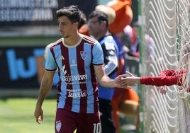 Javi Borrego, uno de los jugadores con contrato en la Segoviana, saluda a un aficionado.