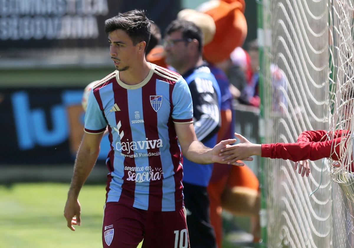 Javi Borrego, uno de los jugadores con contrato en la Segoviana, saluda a un aficionado.