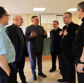 El obispo (segundo por la derecha) conversa con los nuevos vicarios tras el anuncio.