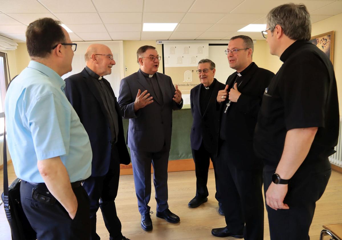 El obispo (segundo por la derecha) conversa con los nuevos vicarios tras el anuncio.