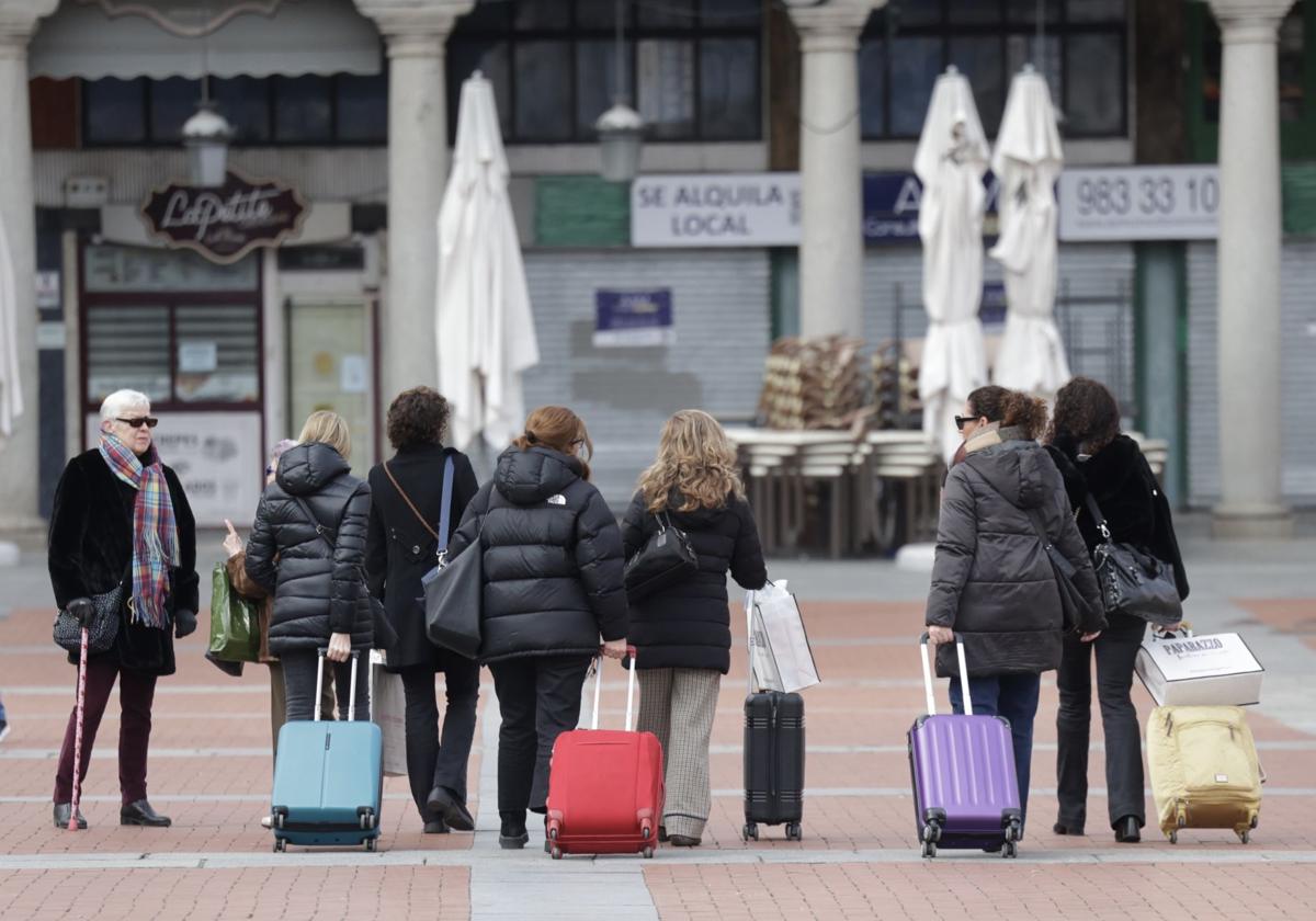 Varias viajeras, con maletas por Valladolid.