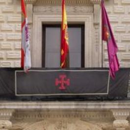 El escudo bajo las banderas
