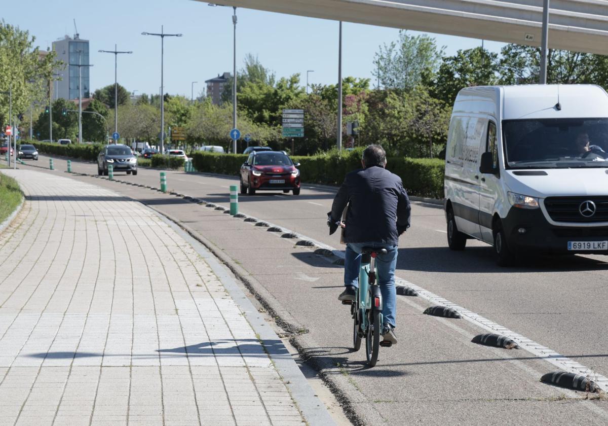 Un ciclista pedalea por la avenida de Salamanca.