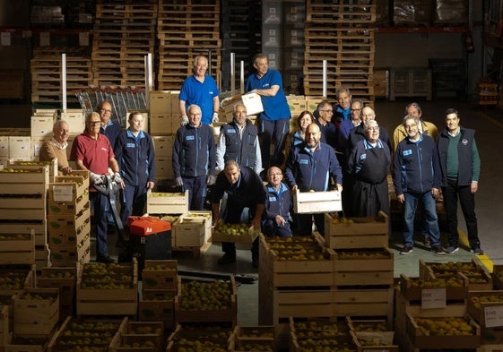Varios voluntarios del Banco de Alimentos, entre los que se encuentran Ángel Moreno, Saturnino Moreno, Rafael Redondo, Teo Sobas, José Antonio Diez, Miguel Ángel Lorenzo, Juan Carlos Gallego, Fernando Aragón, Serafín Álvarez, Miguel Ángel Frutos, Juan José Sáez, Tomás Pérez, Francisco Crespo, Jesús Ángel Rodríguez, Rosa Martínez, Rocío Unzueta, Miguel Muñoz y Jesús Mediavilla.