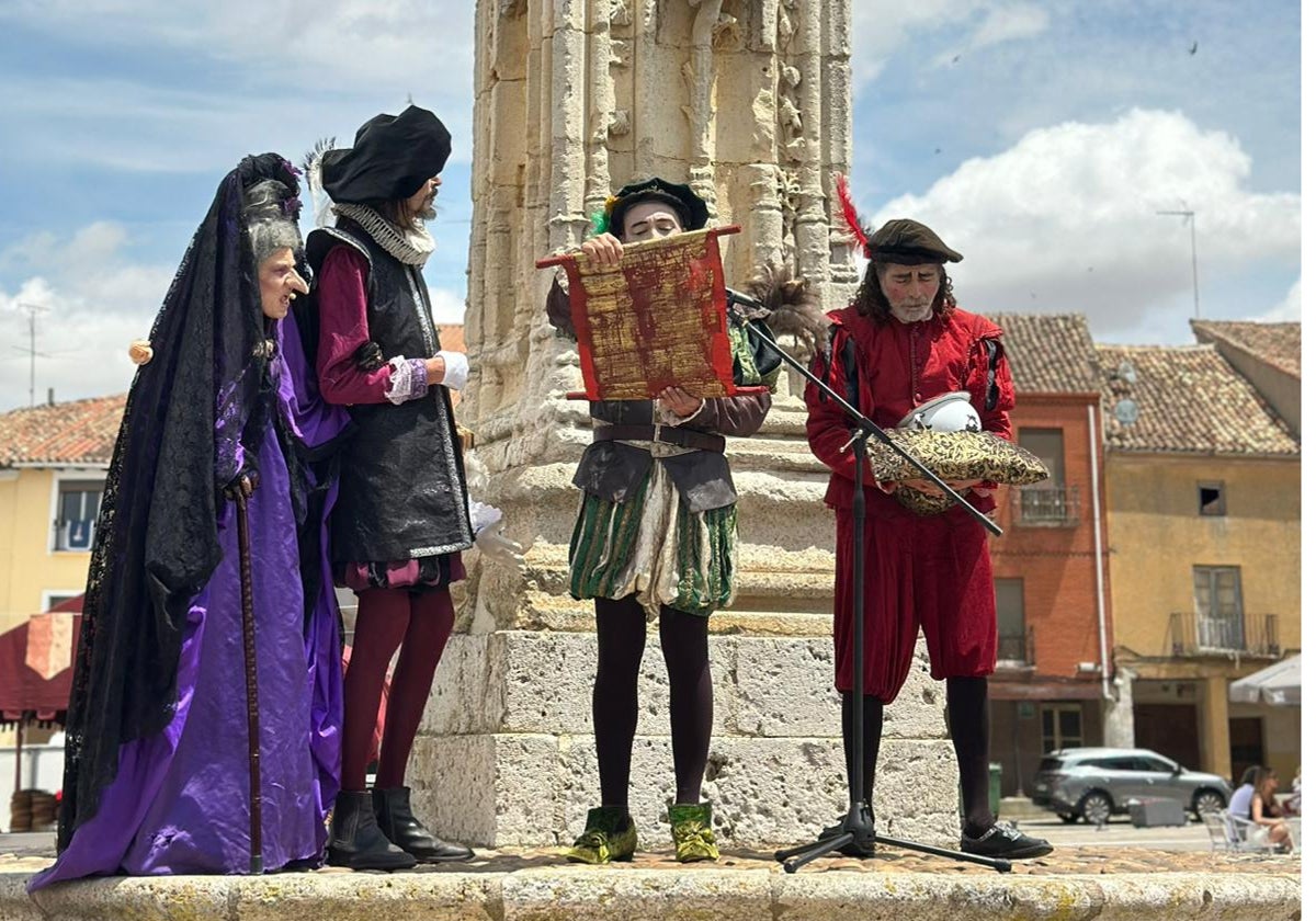 El mercado destaca un año más por su cuidada animación con divertidos personajes de teatro de calle