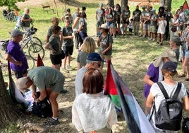 Participantes en el marcha convocada por Educación con Palestina, en un descanso de la jornada.