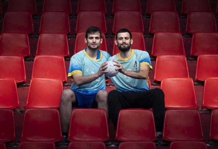 Álvaro y Miguel Martínez posan en la grada de Huerta del Rey.