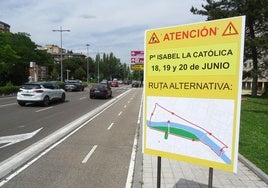 Cartel en la avenida de Salamanca que anuncia el corte de un carril del paseo de Isabel la Católica.