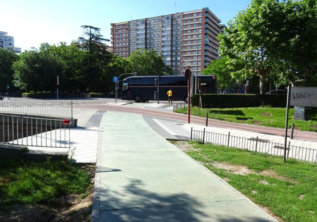 Salida del carril bici hacia el puente de Poniente cruzando la entrada al paseo del Catarro.