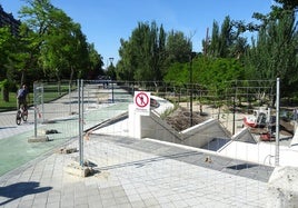 Escalinata, rampa y carril bici del lado del Puente Mayor.