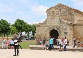 Exhibición de cetrería junto a la basílica de San Juan de Baños.