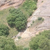 Los efectivos de emergencias acceden a la zona de los Montes Obarenes donde se ha precipitado la escaladora.