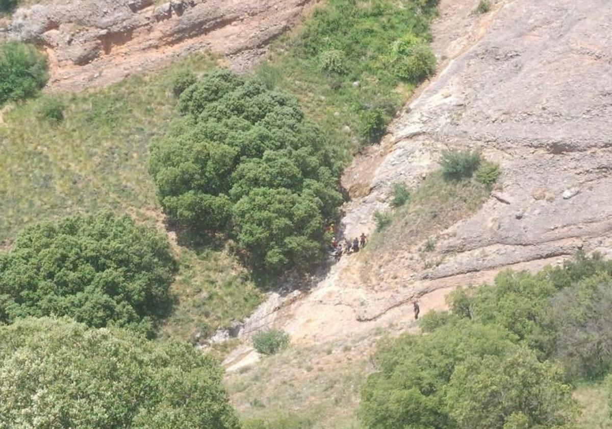 Los efectivos de emergencias acceden a la zona de los Montes Obarenes donde se ha precipitado la escaladora.