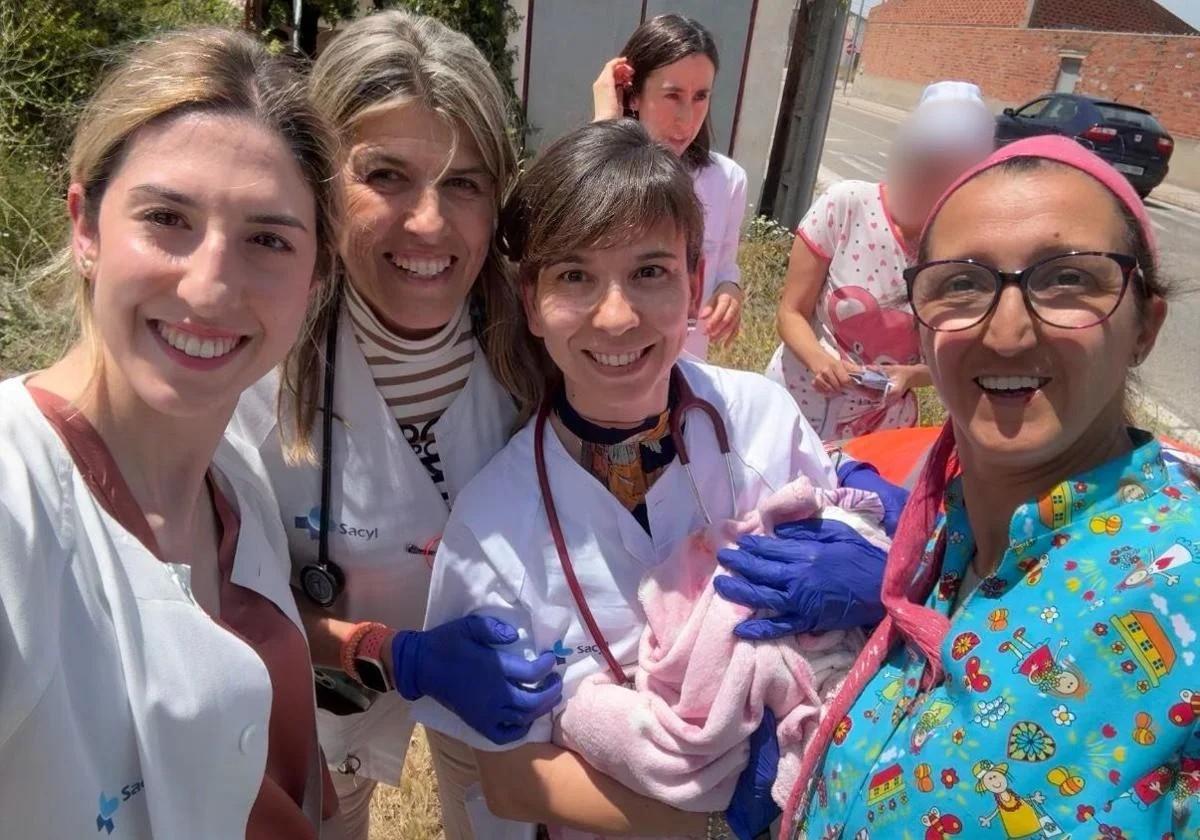 Las dos enfermeras, la matrona y una de las pediatras con el recién nacido.
