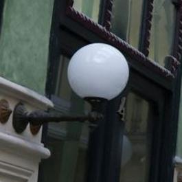 La primera de las farolas blancas de la izquierda