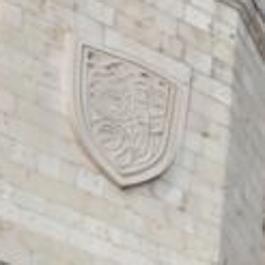 El escudo en la torre de la izquierda