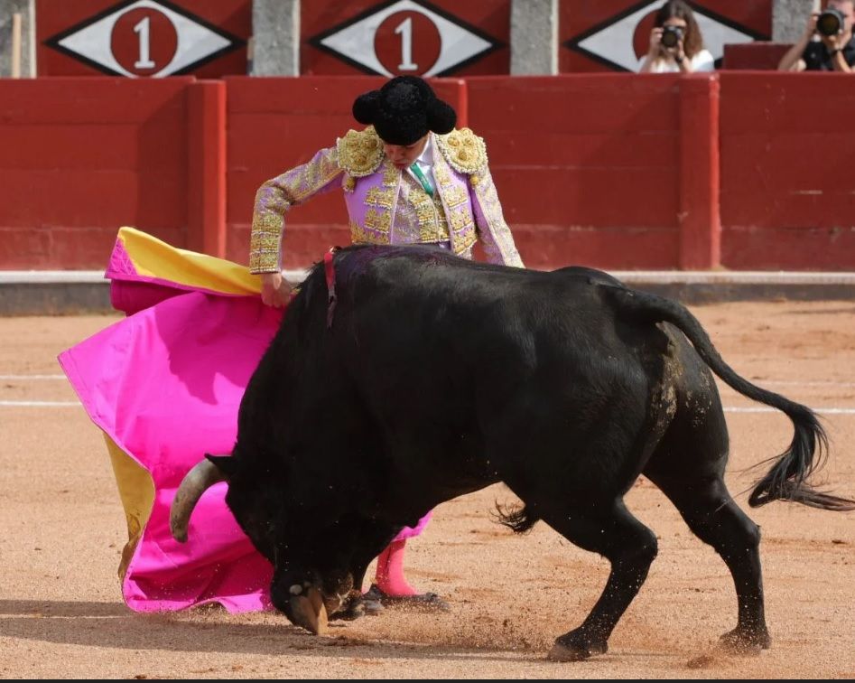 Imagen secundaria 2 - Los diestros, en el paseíllo. Mañueco charla con El Viti y Santonja antes de la corrida. Un lance de capote de Marcos Pérez.