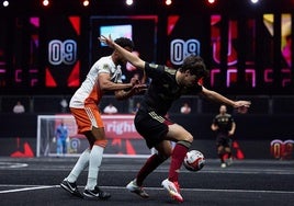 El jugador Héctor Blanco controla un balón durante un partido de la Kings League.