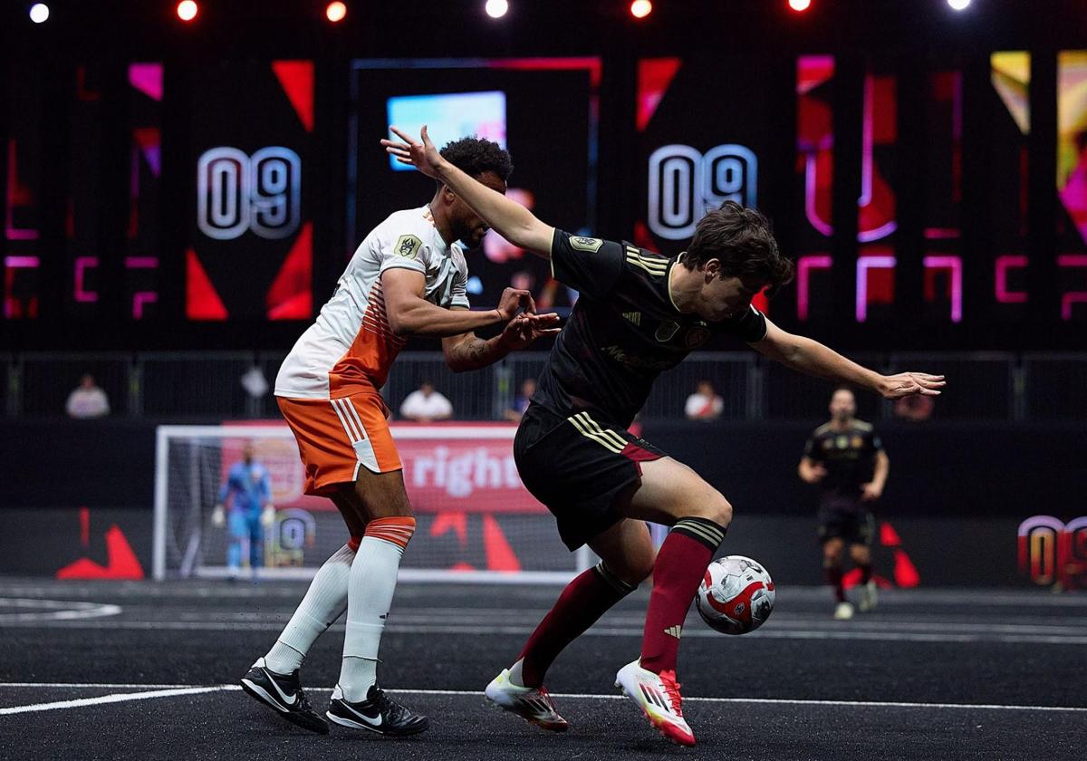 El jugador Héctor Blanco controla un balón durante un partido de la Kings League.