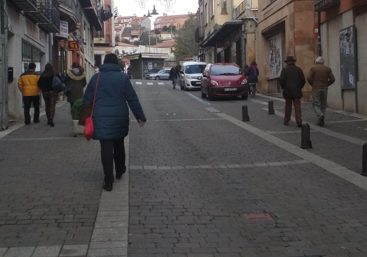 Una calle comercial en el municipio segoviano de Cuéllar.