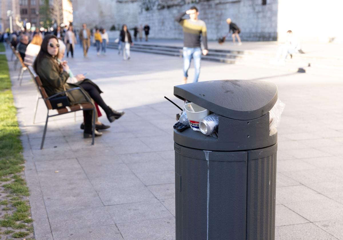 Papelera llena de basura en Portugalete.