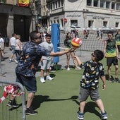 Un grupo de personas juega al voleibol en Segovia por el Tour Universo Mujer.