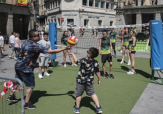 Un grupo de personas juega al voleibol en Segovia por el Tour Universo Mujer.