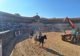 La centenaria plaza de toros de Rioseco acogió la popular carrera de cintas a caballo