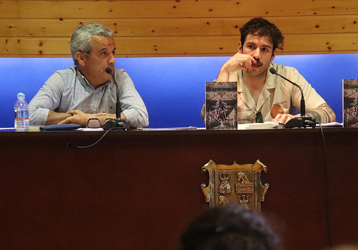 Miguel García y Eduardo Gutiérrez durante la presentación de Contra la cultura