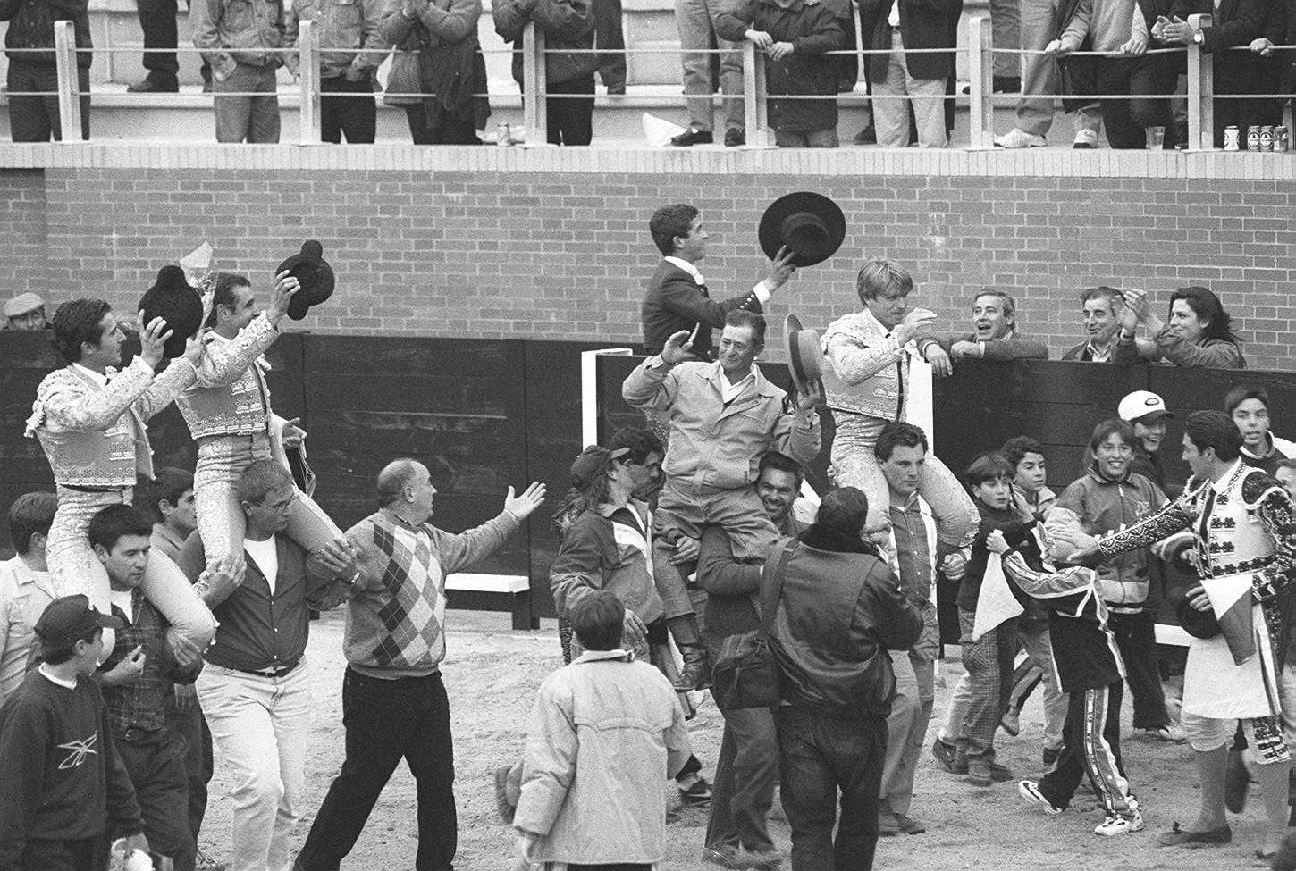 Jorge Manrique, Manuel Díaz El Cordobés, José Ignacio Sánchez y el rejoneador Sergio Vegas al finalizar la corrida que sirvió para inaugurar la plaza de toros de Nava del Rey. 2 de mayo de 1998.