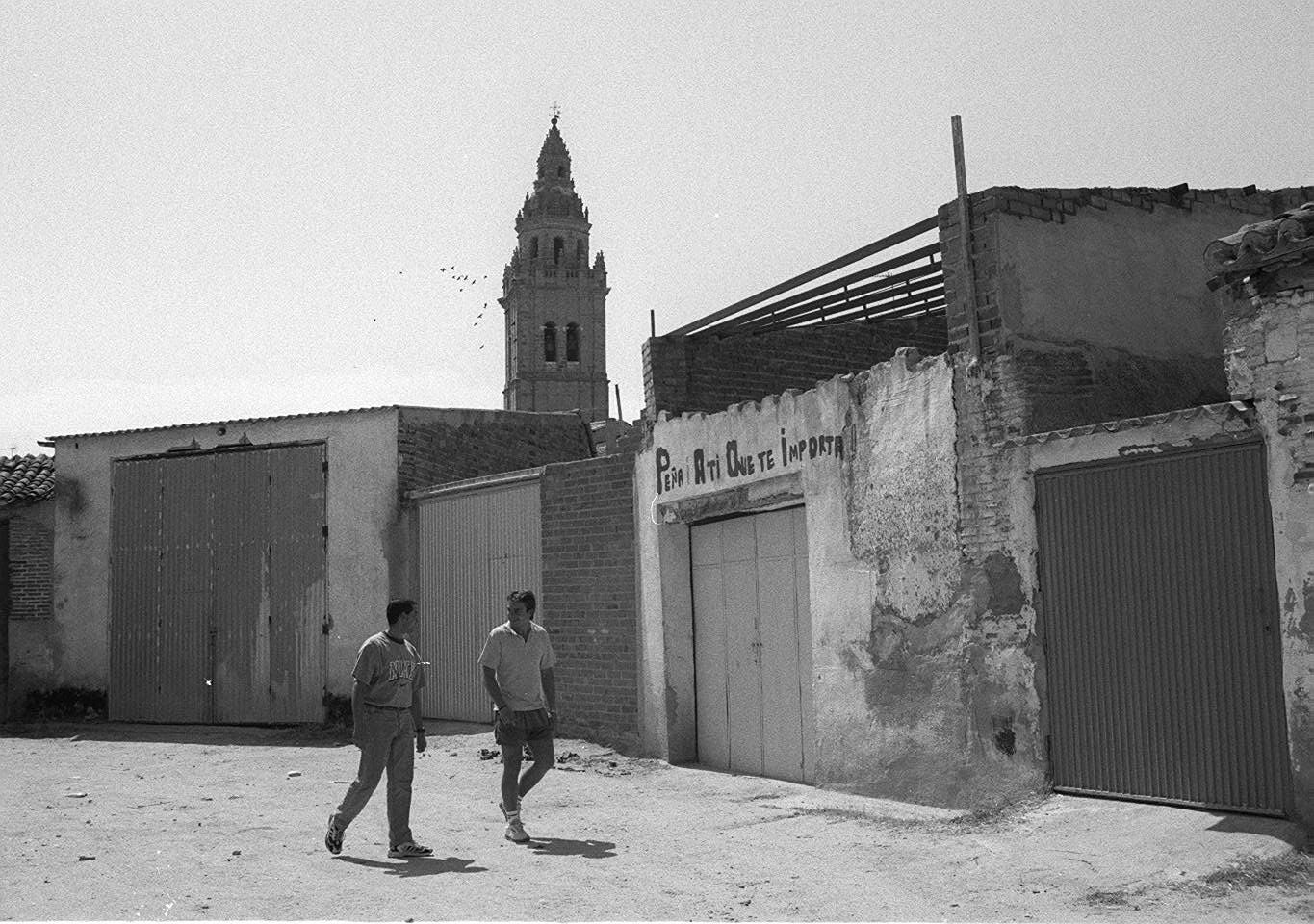 Pie original: «Callejón donde estarán los bares y el grupo de música de Nava del Rey». 27 de agosto de 1998.
