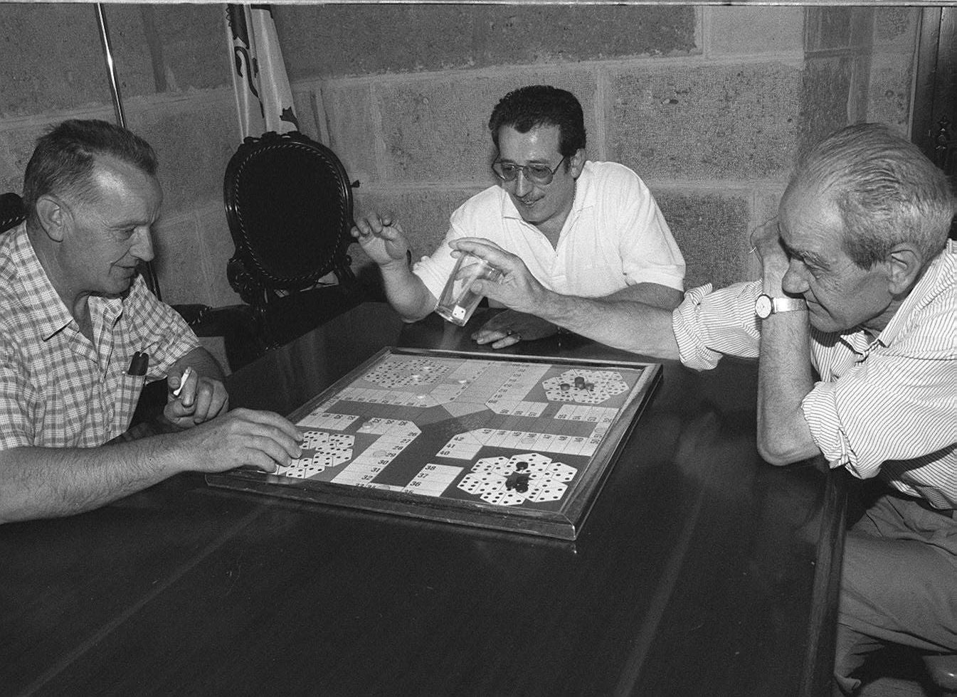 Pie original: «Jugadores de parchís en Nava del Rey. Este es el juego más común en el pueblo». 27 de agosto de 1998.