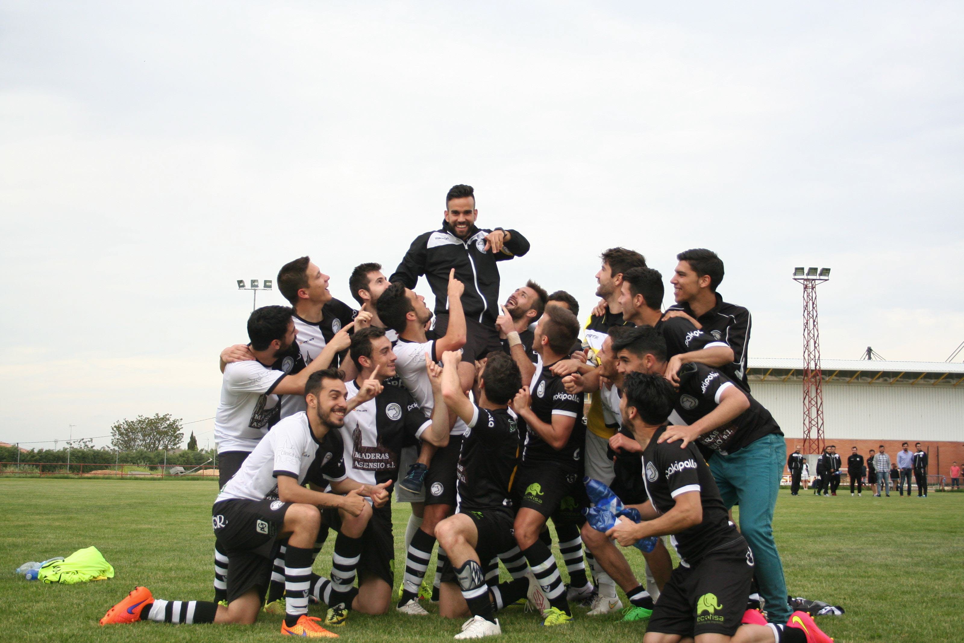 Los jugadores de Unionistas mantean al capitán Antonio Paz, que se despidió en el partido de la última jornada entre el CD Navarrés y el Unionistas de Salamanca. 2000.