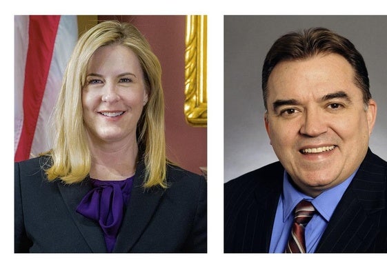 Melissa Hortman y a la derecha, John Hoffman, .