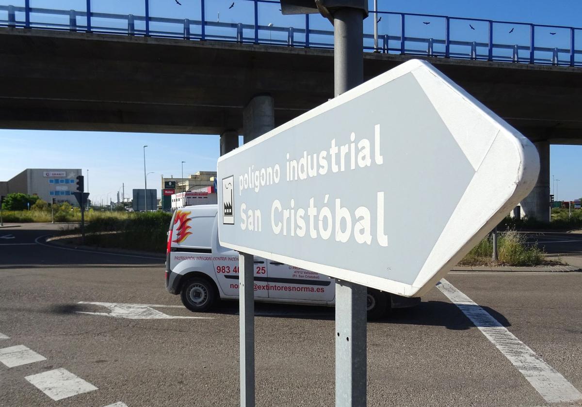 Cruce de las calles Oro y Topacio, bajo el viaducto de la VA-30, donde se instalará una de las ocho cámaras.