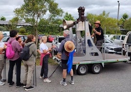 Los campaneros palentinos voltean las campanas para un grupo de peregrinos en una etapa del Camino.