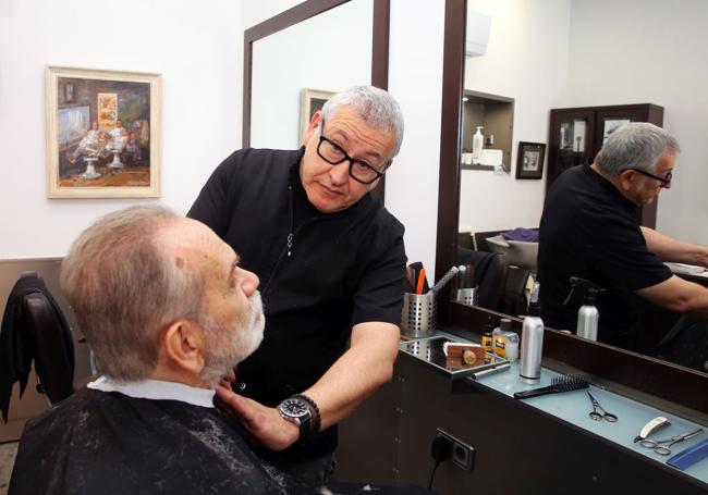 El peluquero David Ejarque, al que acuden estudiantes de IE University.