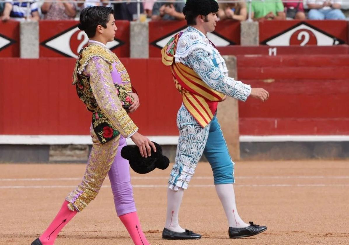 Imagen principal - Los diestros, en el paseíllo. Mañueco charla con El Viti y Santonja antes de la corrida. Un lance de capote de Marcos Pérez.
