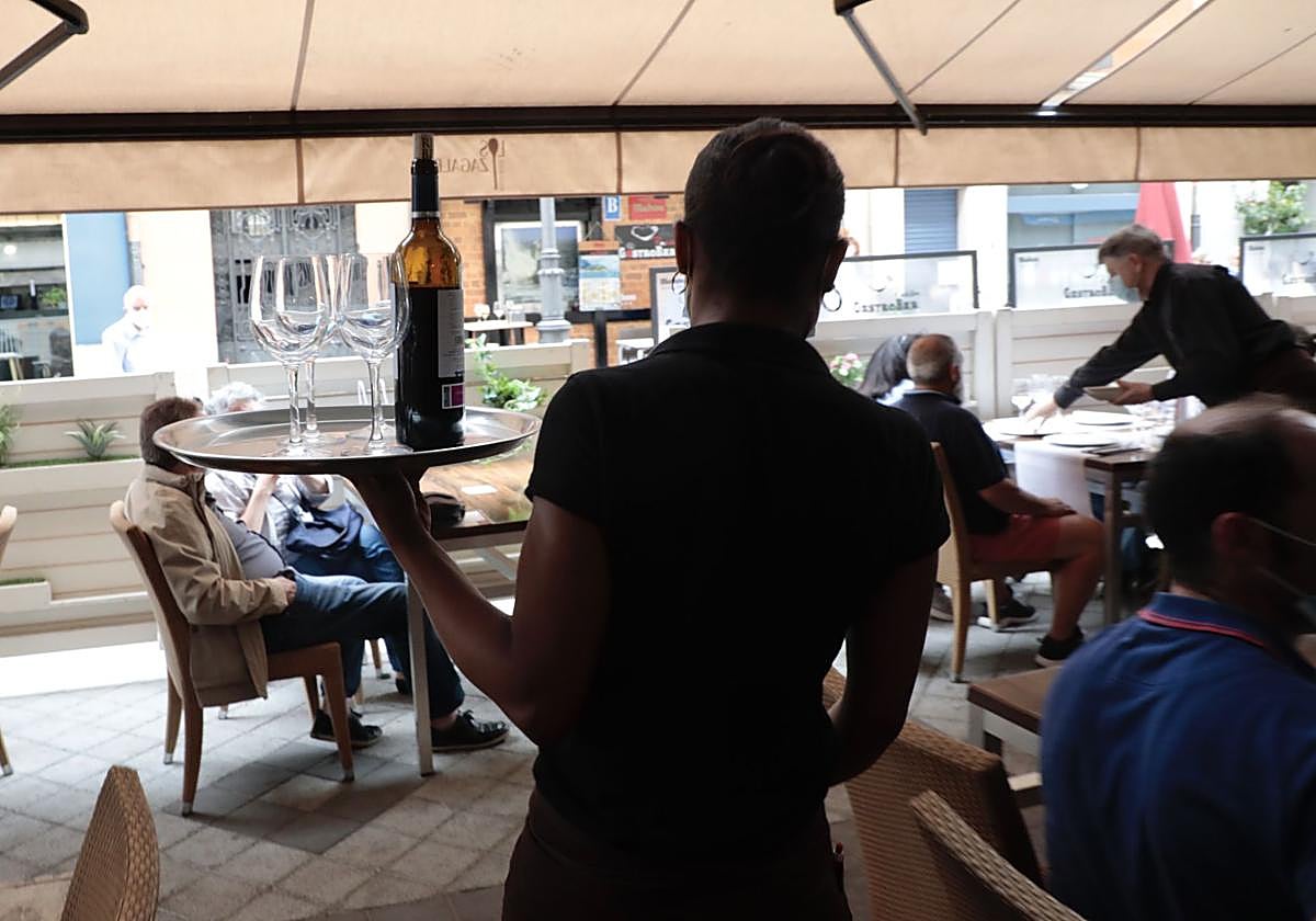 Imagen de demanda de camareros.